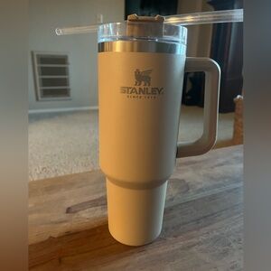 40 oz slightly used cream Stanley